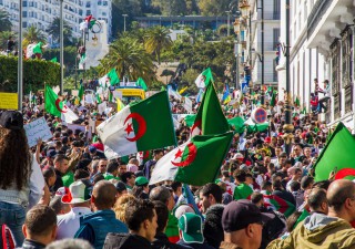 الجزائر: استمرارية المضايقات والقيود والمحاكمات ضد نشطاء الحراك الشعبي
